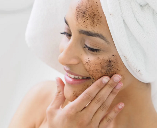 4 علامات إن بشرتك تحتاج للتقشير.. المكياج غير المتناغم والجفاف أبرزها