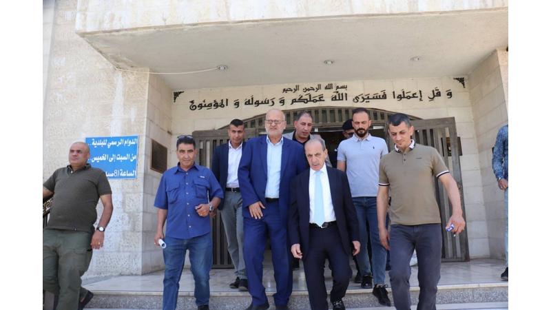 وزير الإدارة المحلية يتفقد سير العمل في بلدية الرصيفة