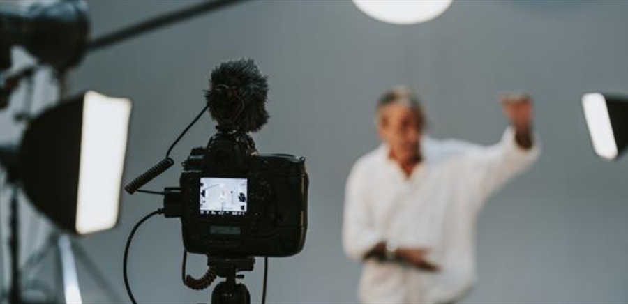 كان مسجوناً... الإفراج عن مُخرج معروف إليكم ما سرقه من فنانة!