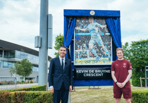 السيتي يكرم دي بروين بفسيفساء وشارع باسمه