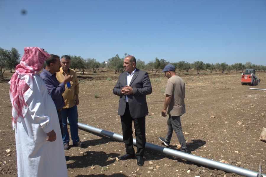 بلدية لواء الطيبة تباشر إنارة مشروع المقبرة الجديدة