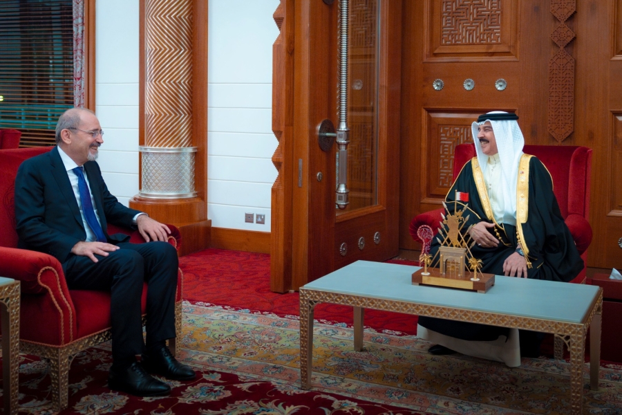 وزير الخارجية ينقل تحيات الملك إلى العاهل البحرين