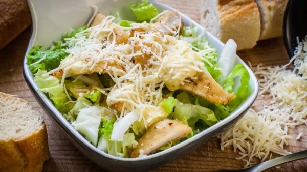 طريقة عمل سلطة السيزر بالدجاج