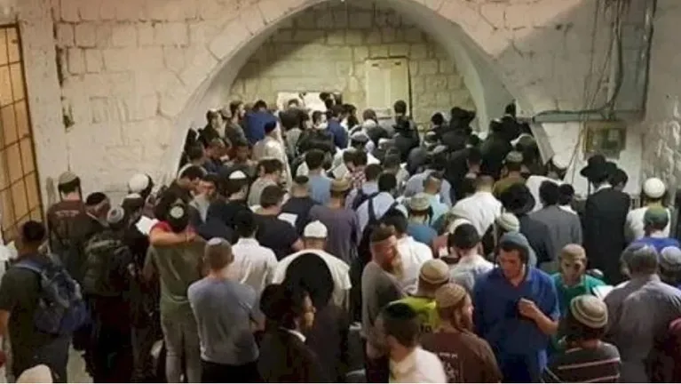 مئات المستوطنين يقتحمون مقام يوسف ويحاولون حرق مسجد في نابلس