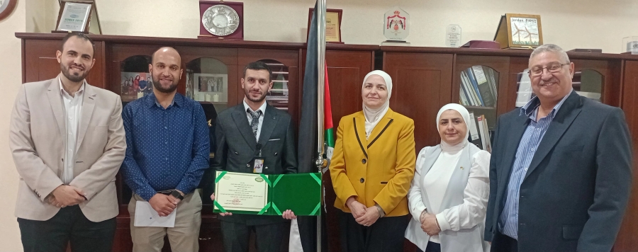 وزارة الطاقة تكرم المهندس العتوم لابتكاره نظام تخزين الطاقة الذكي بمصنع الدرة