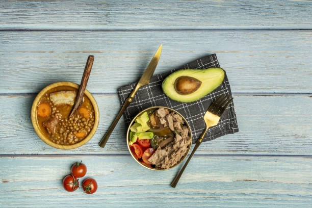 طريقة عمل سلطة العدس الأسود بالتونة والأفوكادو فى طبق واحد