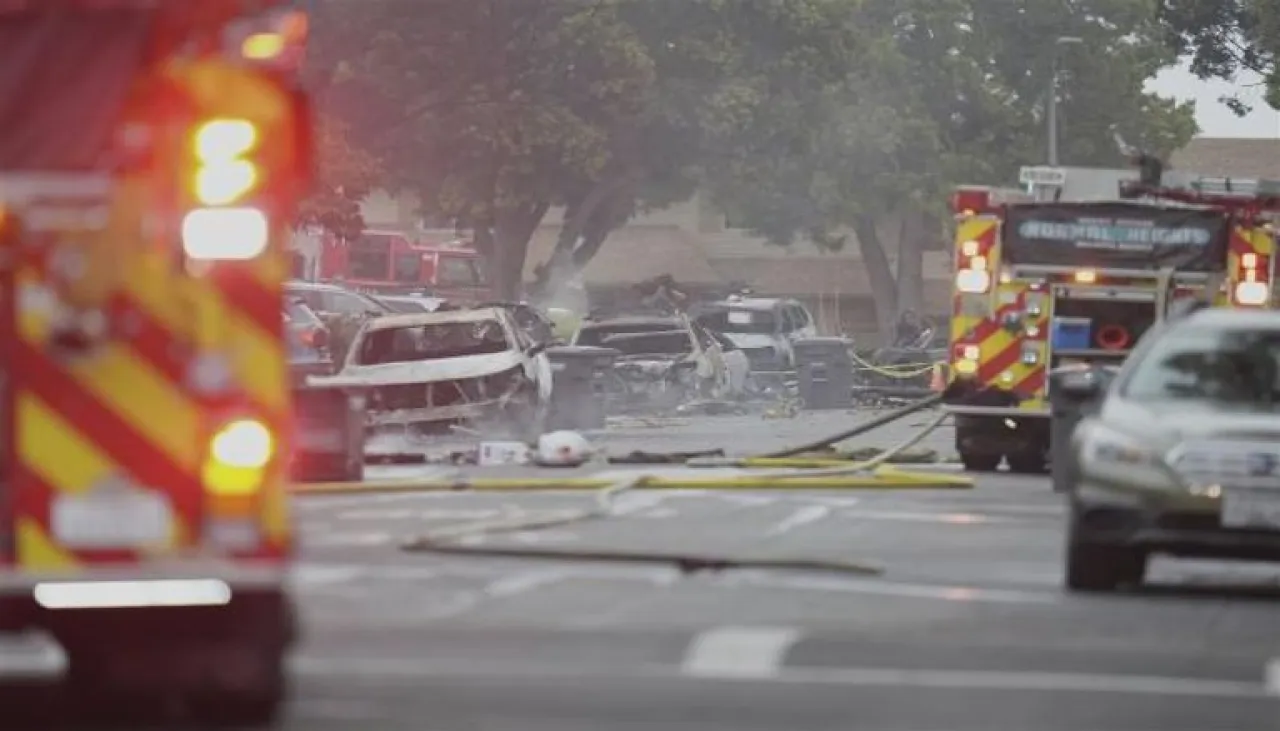 حرائق وإخلاءات.. النيران تلتهم 15 منزلا بعد تحطم طائرة في سان دييغو الأمريكية