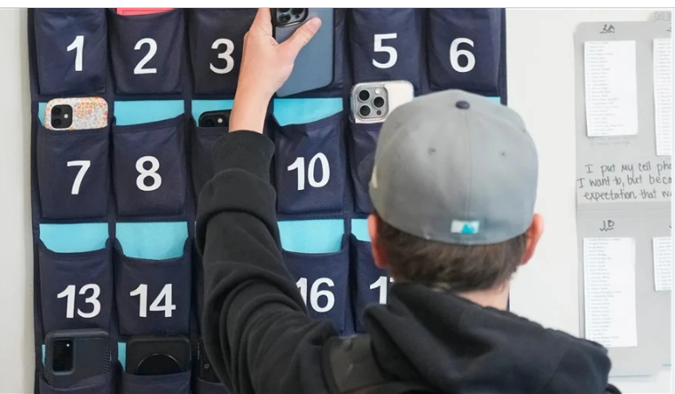 وداعاً للهواتف الذكية في المدارس .. نصف الولايات الأمريكية تصدر قوانين صارمة