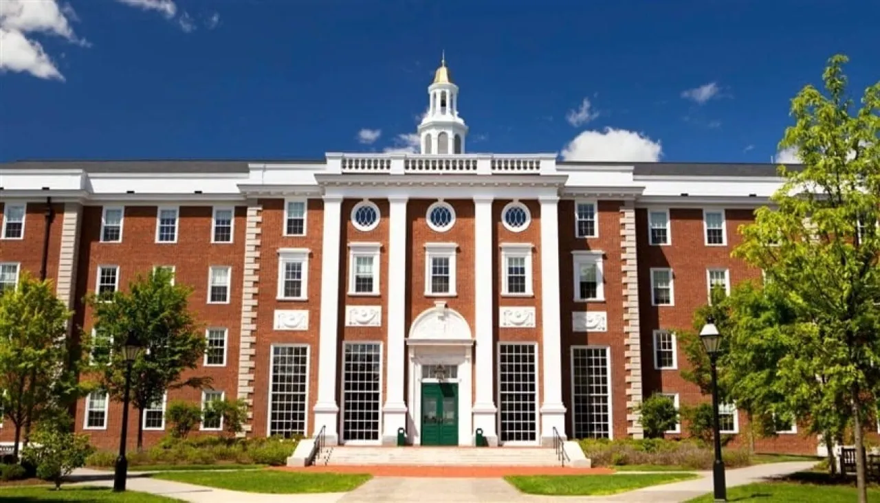 إدارة ترمب توجه ضربة لجامعة هارفارد