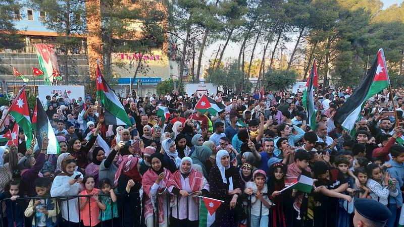 الآلاف من المواطنين يحتفلون بعيد الاستقلال في إربد