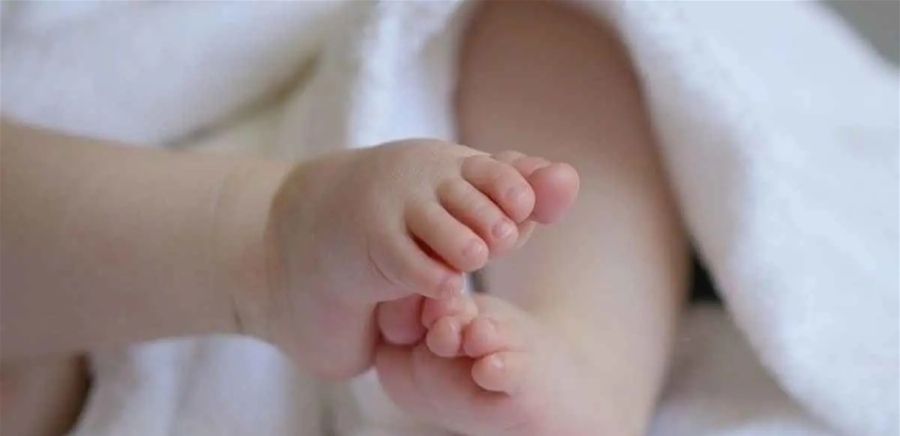 عمرها 4 أشهر... عائلة تعرض طفلتها للبيع (صورة)