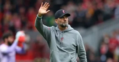 كلوب يفاجئ جماهير ليفربول في احتفالات التتويج بلقب الدوري: أنا عائد