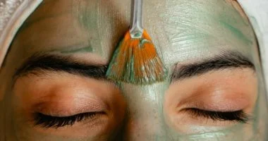 وصفات طبيعية للعناية بالبشرة الدهنية فى الصيف.. من الليمون للعسل