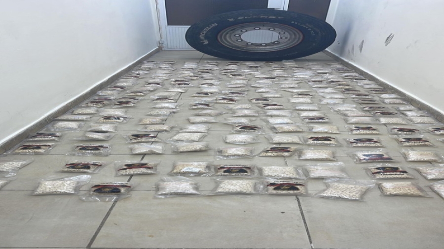 مكافحة المخدرات تُحبط محاولة تهريب 200 ألف حبّة مخدرة داخل إطار مركبة شحن