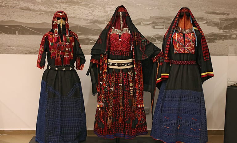 رحلة الثوب الأردني من صناديق الجدات إلى بورصة التراث العصرية