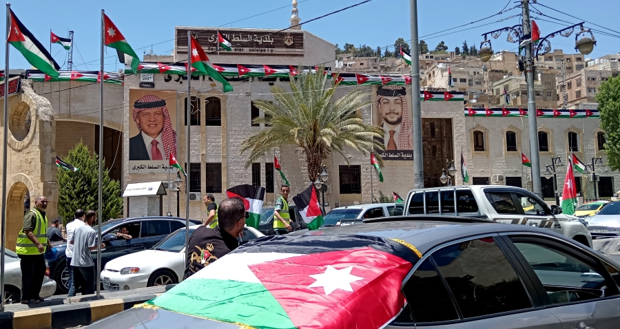 بلدية السلط توزع خمسة آلاف علم بمناسبة عيد الاستقلال