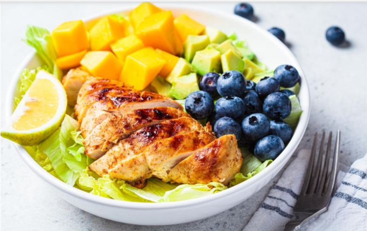 سلطة الدجاج المشوي بقطع المانجو والأفوكادو