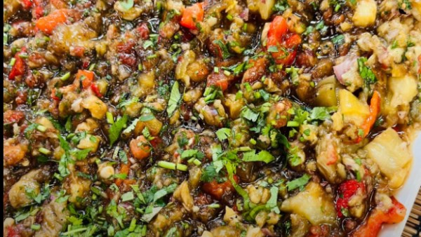 بأسهل الخطوات .. طريقة عمل سلطة الباذنجان المشوي