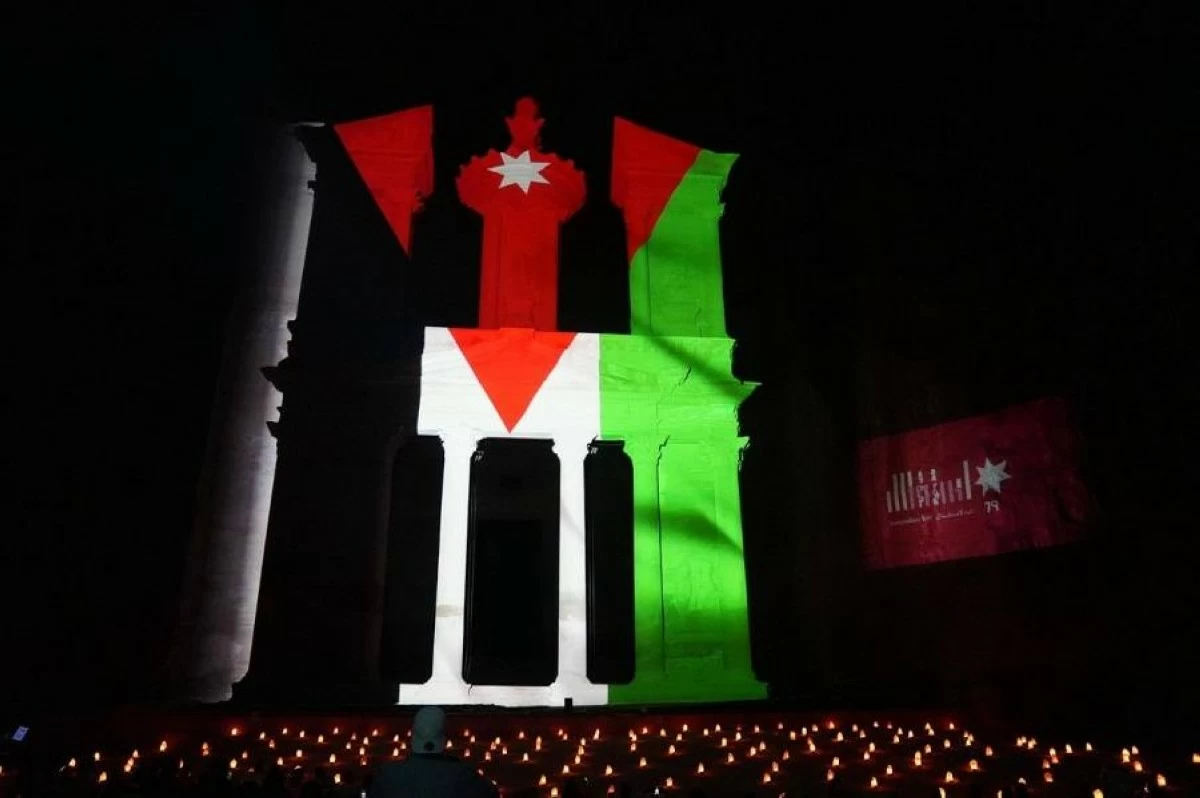 إضاءة خزنة البترا بالعلم الأردني احتفاءً بعيد الاستقلال