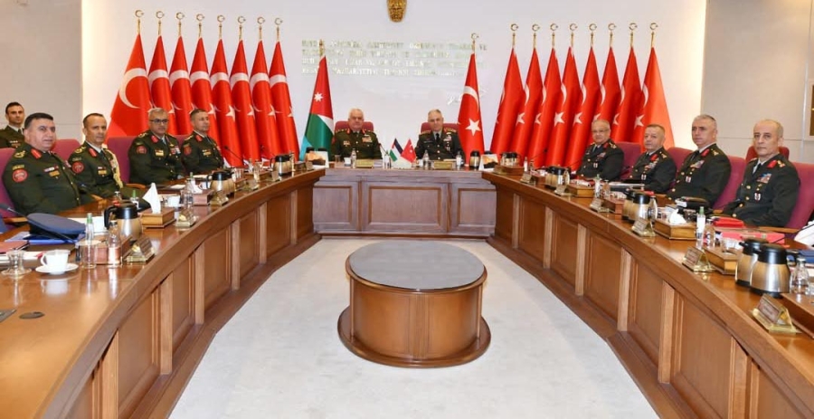 اللواء الركن الحنيطي يلتقي رئيس الأركان ووزير الدفاع التركيين في أنقرة