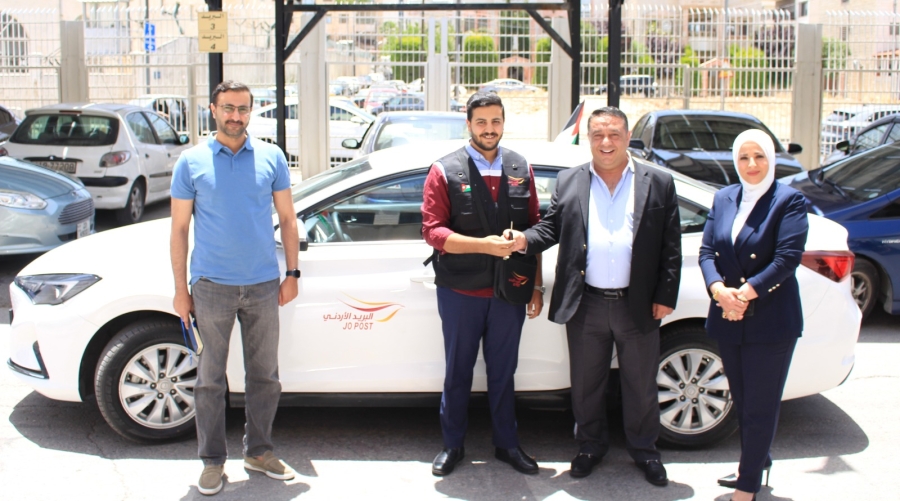 بالصور...أول شاب أردني يستلم سيارة ضمن مشروع تمويل السيارات والسكوترات الذي أطلقه البريد الأردني بالتعاون مع صندوق التنمية والتشغيل
