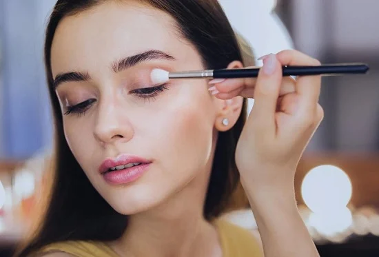 نصائح لاختيار ووضع ظلال العيون المناسبة لبشرتك ومكياجك