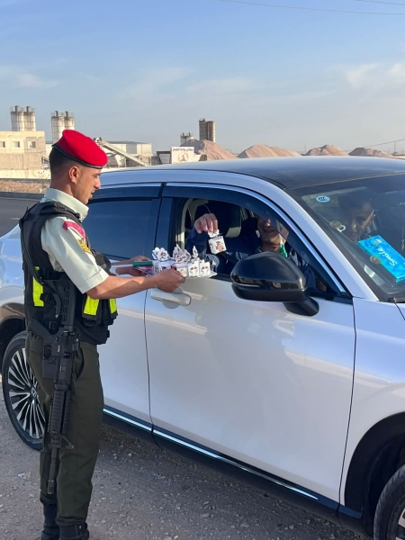 الشرطة العسكرية الملكية توزّع الأعلام ضمن الاحتفالات بعيد الاستقلال