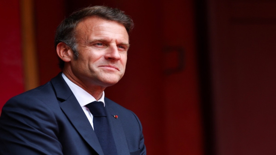 ماكرون ينفي التشاجر مع زوجته بعد انتشار مقطع فيديو على باب الطائرة