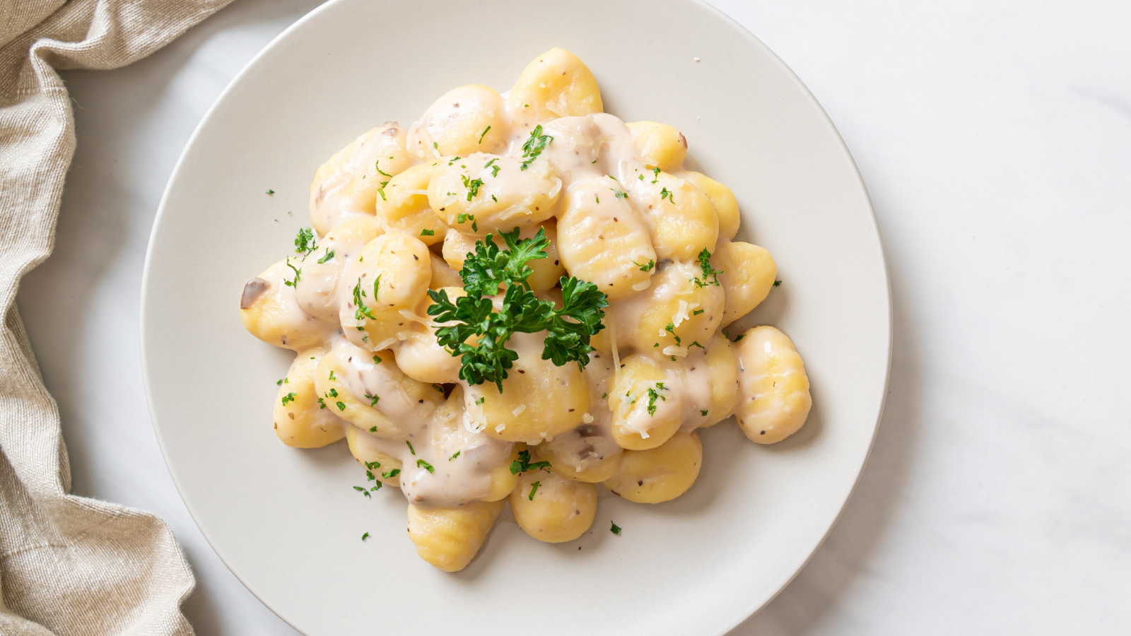 خطوات سهلة لتحضير النيوكي الإيطالي بصلصة الفطر