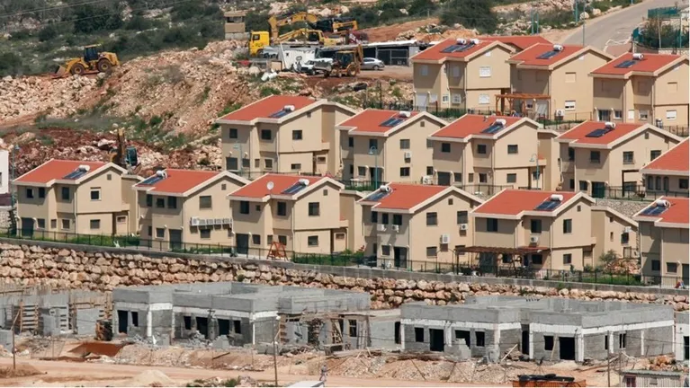 مستوطنون يجلبون منازل متنقلة جديدة لبؤرة قرب الخليل