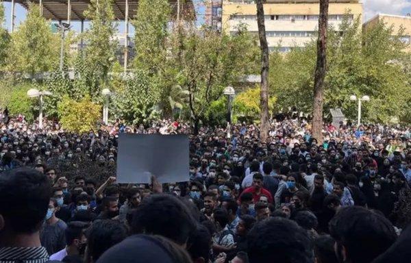 إيران: احتجاجات تعم البلاد وتعثر نووي يفاقم الغضب الشعبي