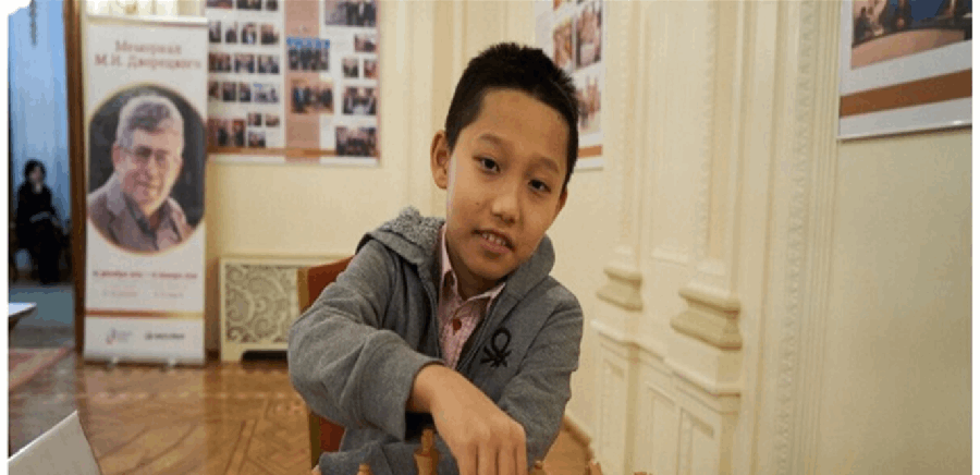 عمره 10 سنوات ... تعرفوا إلى أصغر أستاذ دولي في الشطرنج