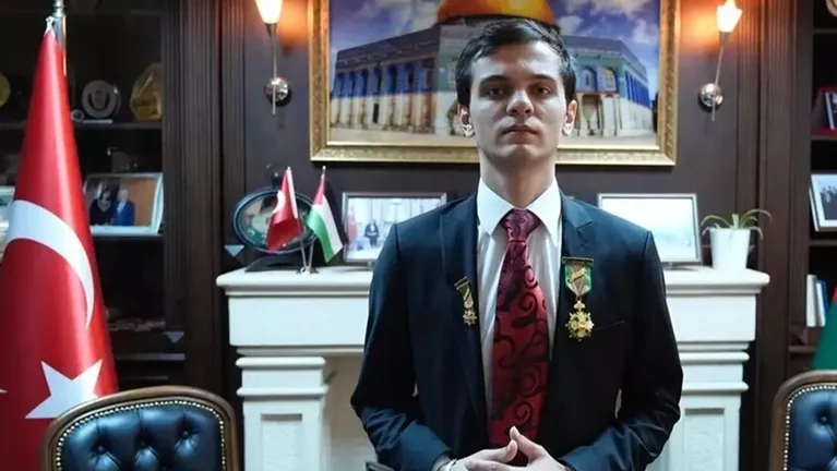 بطل الكونغ فو التركي آق يو.. يرمي ميداليته الأوروبية في النهر دعما لغزة