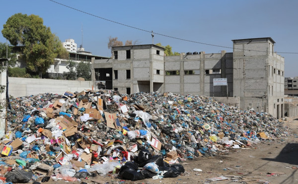 أكثر من ربع مليون طن من النفايات تتراكم في قلب مدينة غزة