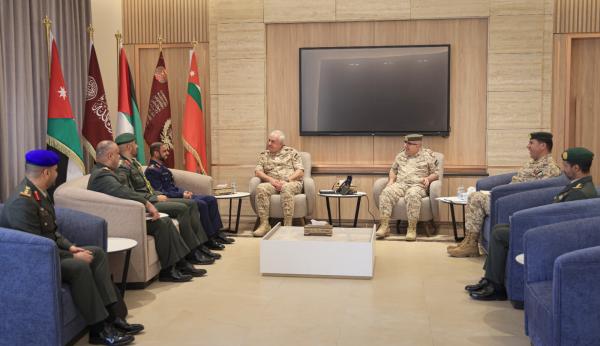 رئيس هيئة الأركان المشتركة يستقبل وفداً عسكرياً إماراتياً