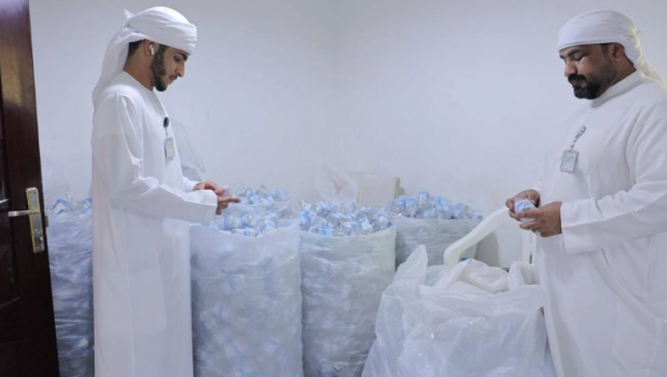 الإمارات .. ضبط شخص يبيع مياه عادية بعبوات على انها زمزم