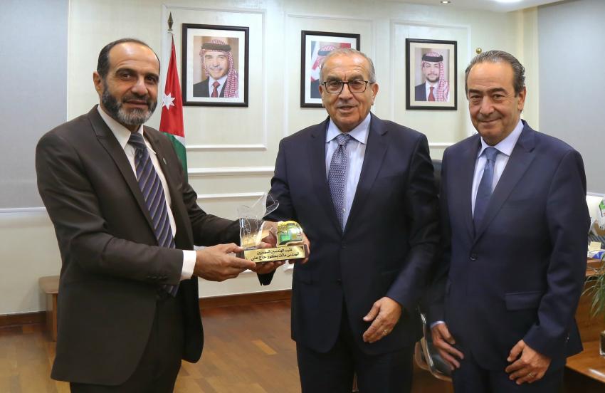 بالصور...ابوالسمن يستقبل نقيب المهندسين السوريين لبحث سبل تعزيز التعاون بين البلدين في مجالات الهندسة وإعادة الإعمار.