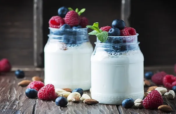 أفضل وقت لتناول الزبادي صباحا أم مساء؟