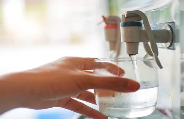 هل شرب الماء البارد أم الساخن أفضل صيفًا؟ طبيب يجيب