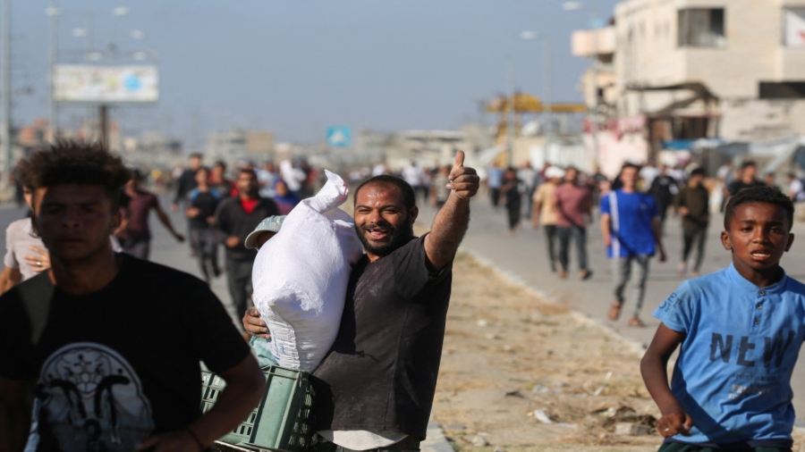 تبادل الاتهامات حول توزيع المساعدات في غزة