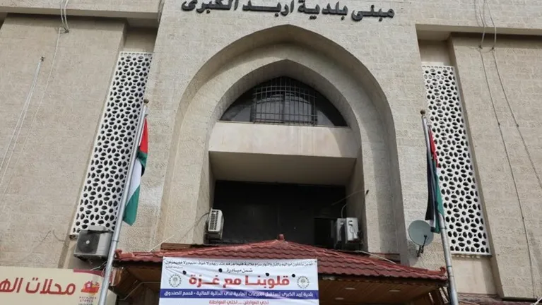 بسكين وعصا ... اعتداء على رئيس بلدية إربد خلال عمله الرسمي