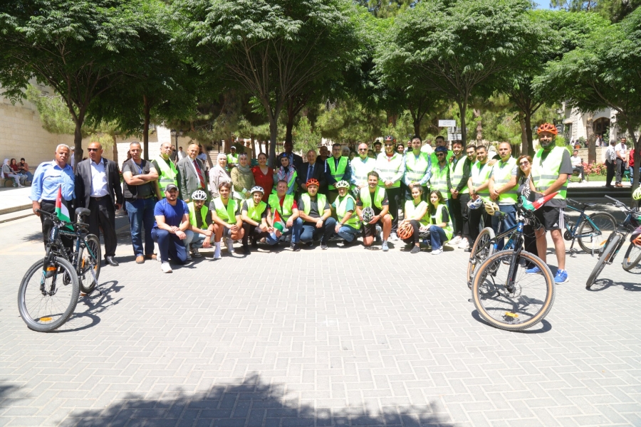 بالصور...جامعة البترا تنظم مسيرة الدراجات الهوائية بجامعة احتفالاً بعيد الاستقلال التاسع والسبعين