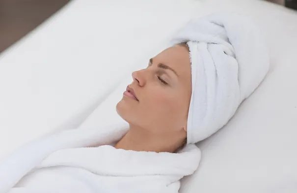 النوم بالشعر المبلل... عادة مغرية لكنها قد تضر جمالكِ وصحتكِ