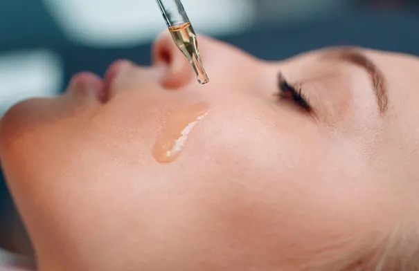 زيت الخروع للوجه: فوائده وأفضل طرق استخدامه