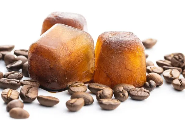 مكعبات القهوة المثلجة: علاج فعّال لبشرتكِ في الصيف