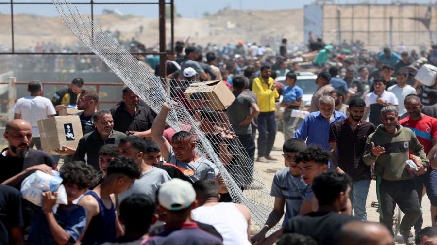 شهيدان وعشرات الجرحى خلال محاولتهم الوصول إلى مركز المساعدات في رفح