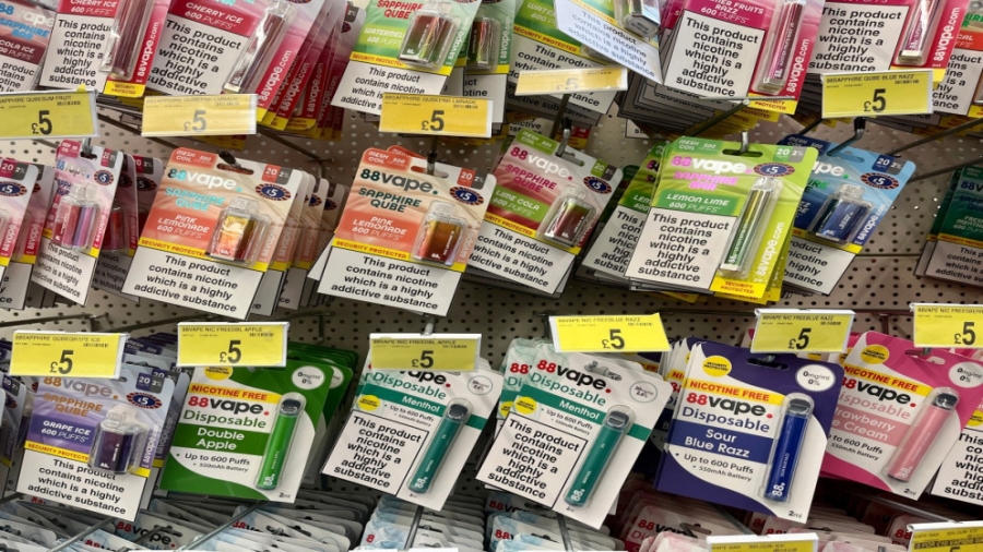 بريطانيا تبدأ حظر بيع السجائر الإلكترونية أحادية الاستخدام
