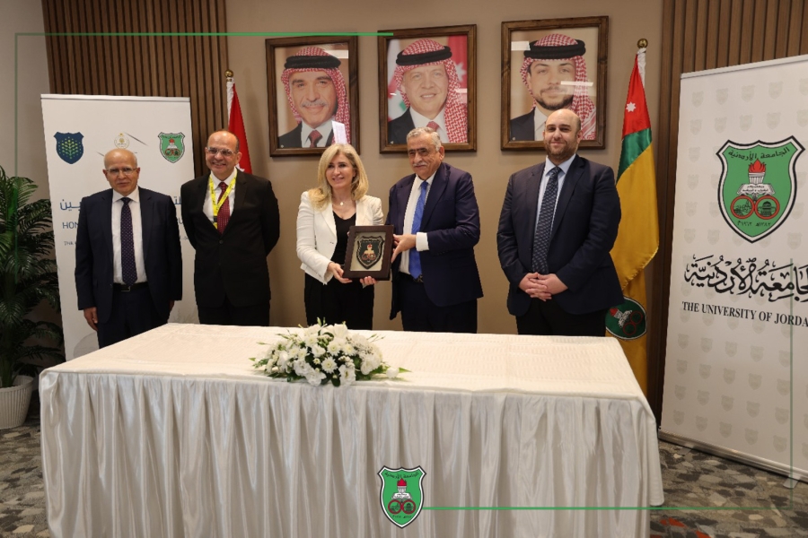 اتفاقية  بين الأردنية وواترلو الكندية لتعزيز التعاون الأكاديمي
