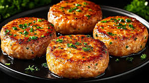 طريقة عمل قطع التونة بالبيض.. وجبة خفيفة وسريعة التحضير