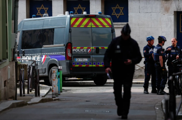 فرنسا .. تلطيخ منشآت يهودية بالطلاء الأخضر